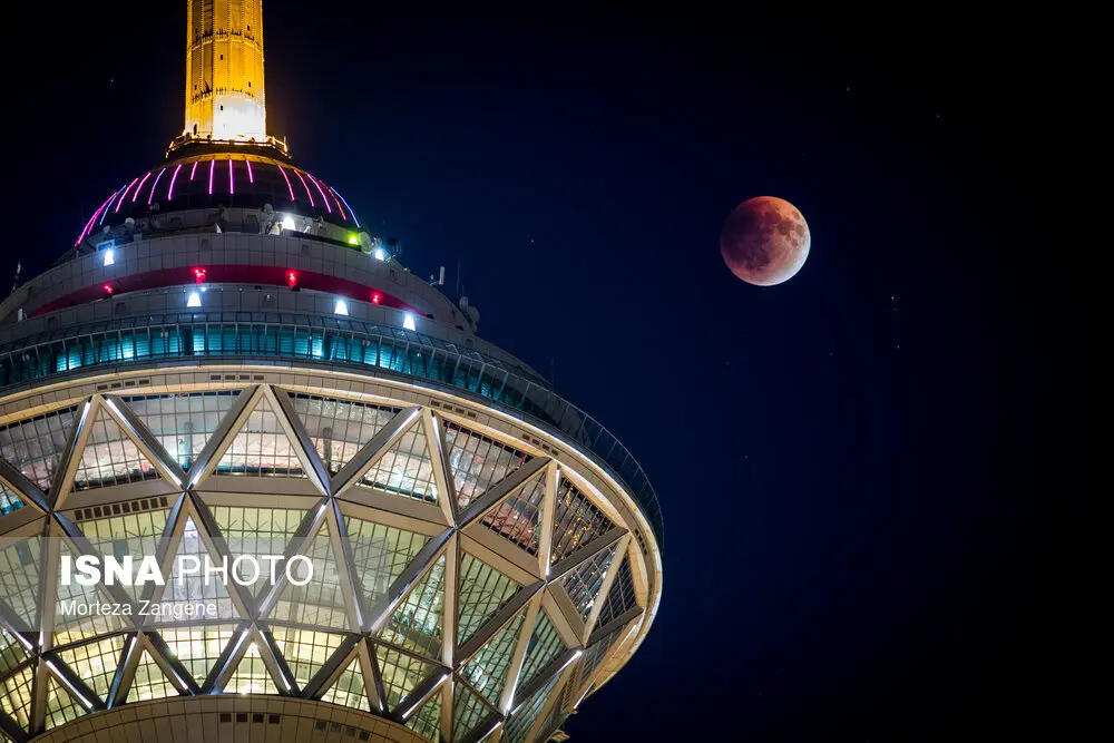 ماه خونین برج میلاد