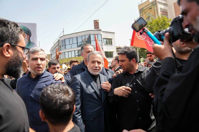 عراقچی در مراسم وداع با شهدای اقتدار: ایران با واژه تسلیت بیگانه است