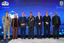 نشان افتخار و حمایل «حامی مدرسه‌سازی ایران» به مدیرعامل بانک ملی اهدا شد/ ساخت ۱۳۵ مدرسه در مناطق محروم کشور