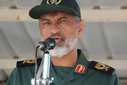 دریادار عظمایی: منتظریم ناوهای آمریکا به ورودی تنگه هرمز نزدیک شوند