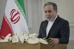 عراقچی در دیدار با وزیر کشور پاکستان: رفتارها و مواضع متناقض و زیاده‌خواهانه آمریکا مانعی جدی در راه توافق است