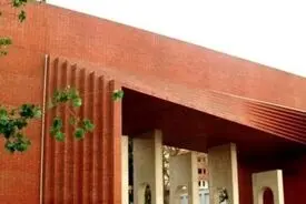 آغاز فعالیت اداری دانشگاه صنعتی شریف؛ دانشجویان به تدریج باز‌می‌گردند