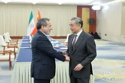 دیدار عراقچی و وزیر خارجه چین/  وانگ‌یی: حمایت از ایران ادامه خواهد داشت