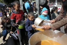 ممانعت اسرائیل از ورود غذا به غزه خشم بین المللی را برانگیخته است