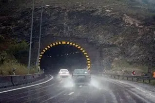 ترافیک سنگین در آزادراه قزوین - کرج؛ بارش و مه‌گرفتگی در جاده‌های شمالی