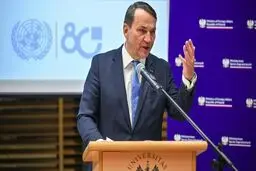 لهستان: ترجیح می‌دهیم علف بخوریم تا بار دیگر مستعمره روسیه شویم