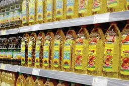 احتمال افزایش ۱۰۰ درصدی قیمت روغن با حذف ارز ۴۲۰۰ تومانی/ ۹۰ درصد نیاز روغن خام را وارد می‌کنیم