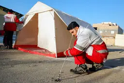 سه هزار تخته چادر بین زلزله زدگان مناطق روستایی بندرعباس توزیع شد