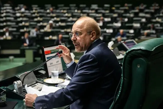 رئیس مجلس: ملت ایران در برابر تهدیدهای نظامی آمریکا تسلیم نمی‌شود