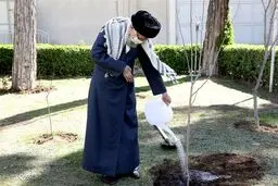کاشت نهال توسط رهبر انقلاب به‌مناسبت روز درختکاری