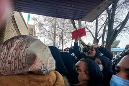 تجمع گروهی از والدین مقابل فرمانداری قم درپی مسمومیت سریالی دانش آموزان
