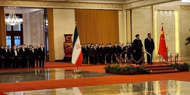 شی‌جین پینگ از رئیسی استقبال کرد/ شلیک ۲۱ گلوله توپ به افتخار رئیسی