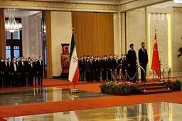 شی‌جین پینگ از رئیسی استقبال کرد/ شلیک ۲۱ گلوله توپ به افتخار رئیسی