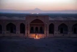 پلمب کاروانسرای دیرگچین به علت برپایی «کنسرت فرضی» پرستو احمدی