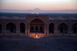 پلمب کاروانسرای دیرگچین به علت برپایی «کنسرت فرضی» پرستو احمدی