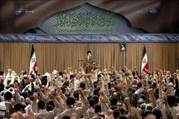 هزاران نفر از مردم قم با رهبر انقلاب دیدار کردند