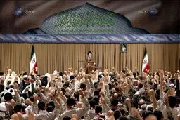 هزاران نفر از مردم قم با رهبر انقلاب دیدار کردند