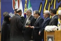 اهدای انگشتر شهید سلیمانی در تقدیر از عراقچی