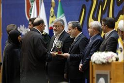 اهدای انگشتر شهید سلیمانی در تقدیر از عراقچی