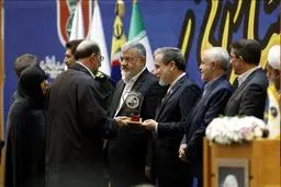 اهدای انگشتر شهید سلیمانی در تقدیر از عراقچی