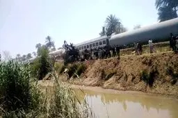 ۳۲ کشته و ده‌ها زخمی بر اثر سانحه برخورد دو قطار در مصر