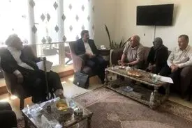 دیدار کروبی با خانواده پخشان عزیزی، زندانی محکوم به اعدام