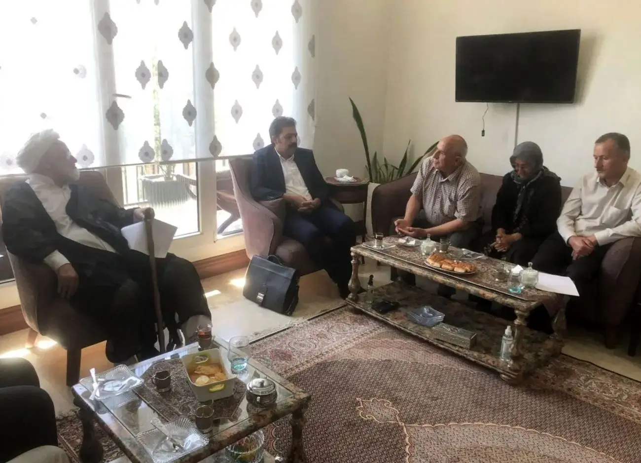 دیدار کروبی با خانواده پخشان عزیزی، زندانی محکوم به اعدام