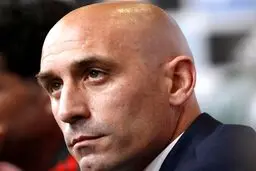 بوسه حاشیه ساز رئیس فدراسیون فوتبال اسپانیا/ واکنش متناقض هافبک اسپانیا به ماجرای «بوسه»