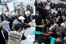 پذیرایی داریوش ارجمند و جمعی از هنرمندان از زا‌ئران اربعین در عمود ۱۰۸۰
