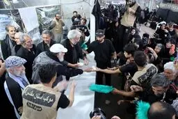 پذیرایی داریوش ارجمند و جمعی از هنرمندان از زا‌ئران اربعین در عمود ۱۰۸۰
