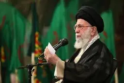 رهبر انقلاب: دفاع مقدس نشان داد جوانان می توانند همه مشکلات را حل کنند