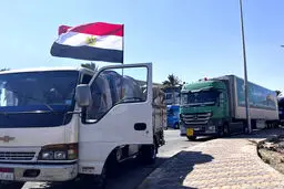 با باز شدن گذرگاه رفح ،اولین محموله‌های کمک‌ بشردوستانه به نوار غزه رسید