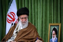 توصیه رهبر انقلاب به متصدیان امور جوانان و نوجوانان: راه‌های آموختن نماز را هموار کنید