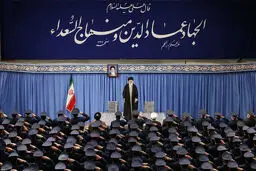 آغاز دیدار جمعی از فرماندهان نیروی هوایی و پدافند هوایی ارتش با رهبر انقلاب