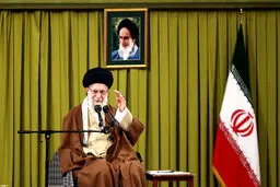 رهبر معظم انقلاب: مهم‌ترین وظیفه دولت برطرف کردن موانع کسب و کار است/ رشد نقدینگی باید متوقف شود