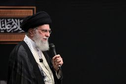 رهبر انقلاب:مقابله با یزیدیان همیشه سلاح دست گرفتن نیست
