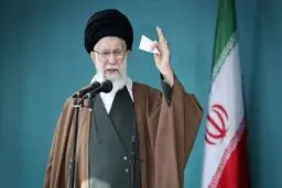 تصویری از سلام نظامی رهبر انقلاب به دانش‌آموزان و دانشجویان +‌ عکس