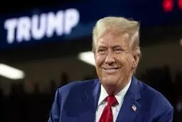 ترامپ پس از پیروزی به همراه خانواده خود در میان طرفداران