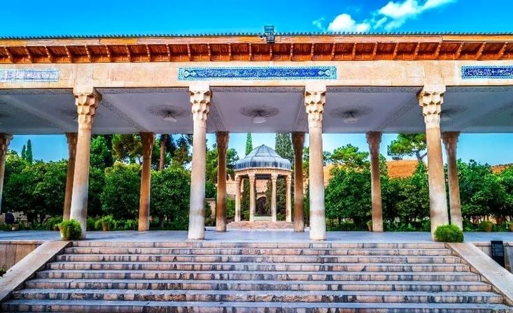 سست شدن ستونهای آرامگاه حافظ به خاطر بیدقتی