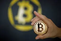 آخرین قیمت ارزهای دیجیتالی/ ریزش بیت‌کوین و اتریوم