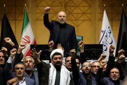 نمایندگان مجلس در واکنش به تحولات سوریه در صحن مجلس شعار سر دادند