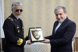 تقدیر از عراقچی/ اهدای نشان ارتش جمهوری اسلامی ایران
