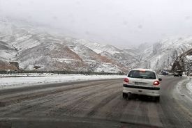 بارش برف و باران و ترافیک نیمه‌سنگین در جاده‌های کشور