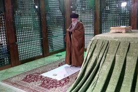حضور رهبر انقلاب در حرم مطهر امام خمینی و گلزار شهدا