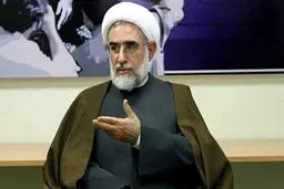 کنایه منتجب‌نیا به مخالفان ظریف؛ او را با دیپلمات‌هایی مقایسه می‌کنند که حتی قادر به خواندن دو کلمه انگلیسی از روی متن نیستند