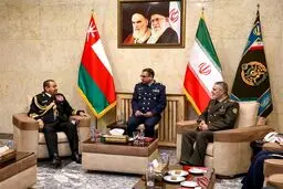 رئیس نیروهای مسلح عمان با فرمانده ارتش و وزیر دفاع دیدار کرد