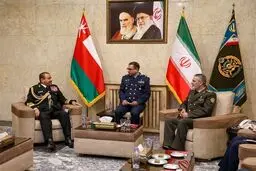 رئیس نیروهای مسلح عمان با فرمانده ارتش و وزیر دفاع دیدار کرد