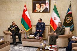 رئیس نیروهای مسلح عمان با فرمانده ارتش و وزیر دفاع دیدار کرد