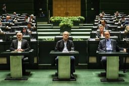 جلسه غیرعلنی مجلس با پزشکیان درباره نوسانات بازار ارز آغاز شد