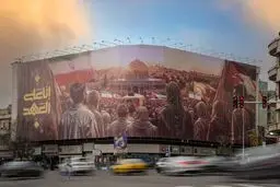 تغییر دیوارنگاره میدان انقلاب همزمان با مراسم تشییع شهید نصرالله